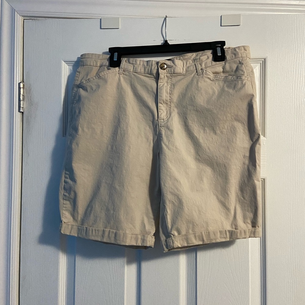 Reitman’s Women’s The Chino Beige Bermuda Style Khaki Shorts Size 16 Regular